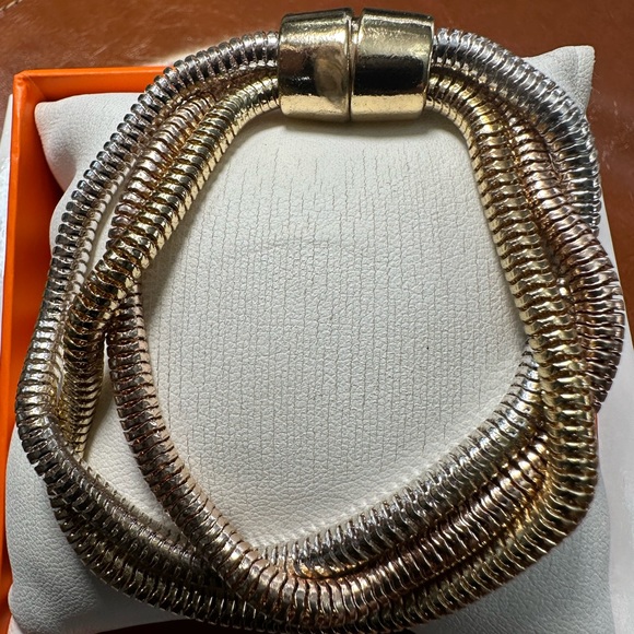 Gorgeous gold, three strand chain bracelets with magnetic clasp - Picture 5 of 12